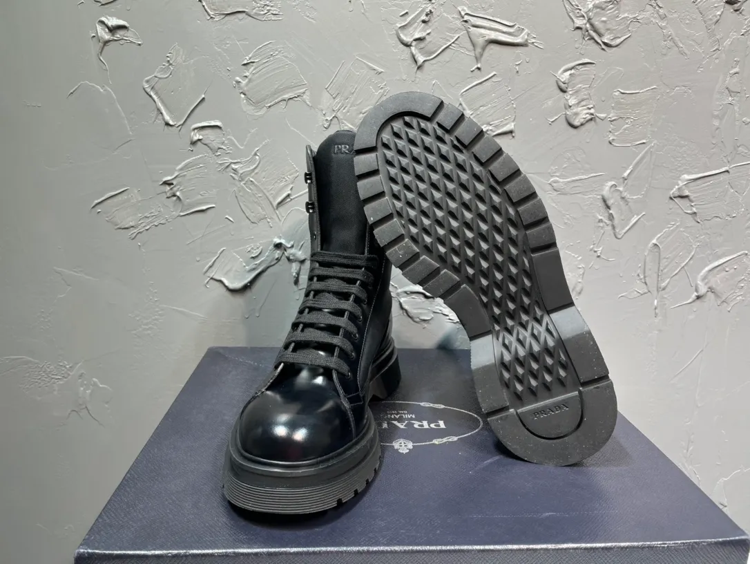Men's shoes 💰940💰 🔥🔥🔥Upgraded version 2025 new prada Prada triangular enamel logo boots, round-toe elastic Martin boots, original one-to-one development, outsole one-to-one private molding, the fabric is made of imported open edge beads, lining cowhide, foot-pad cowhide, sole height 5cm, original rubber foam outsole, full package, code number 39-46